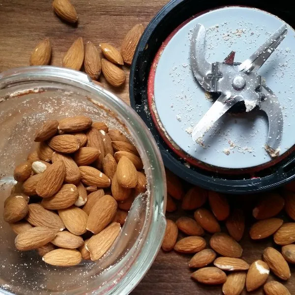grinder for coffee with almonds in it