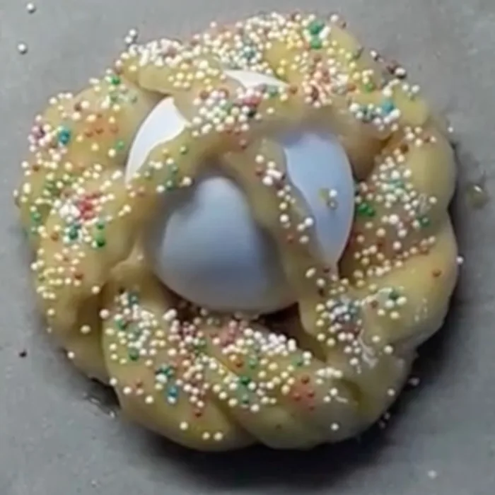 Cuddura cull'ova on a marble table from above